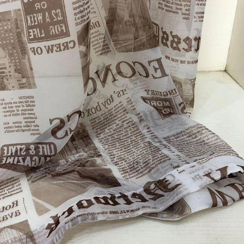 Voilage imprimé style journal vintage pour décoration intérieure, idéal pour apporter une touche rétro à votre salon ou chambre. Design en noir et blanc avec motifs de journaux rétro qui ajoutent charme et originalité à votre espace de vie. Accessoire décoratif parfait pour créer une ambiance élégante et unique, tout en maintenant une luminosité agréable dans la pièce.