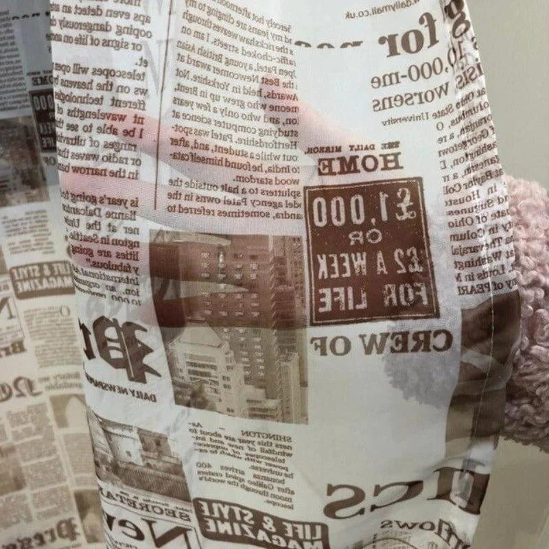 Image d'un rideau de douche imprimé avec un motif de journal rétro, parfait pour ajouter une touche vintage à votre salle de bain. Ce décor original et unique présente des articles et photos pour une ambiance nostalgique, attirant ceux qui cherchent à personnaliser leur espace avec créativité. Idéal pour une décoration intérieure audacieuse et distinctive.