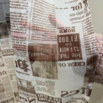 Image d'un rideau de douche imprimé avec un motif de journal rétro, parfait pour ajouter une touche vintage à votre salle de bain. Ce décor original et unique présente des articles et photos pour une ambiance nostalgique, attirant ceux qui cherchent à personnaliser leur espace avec créativité. Idéal pour une décoration intérieure audacieuse et distinctive.