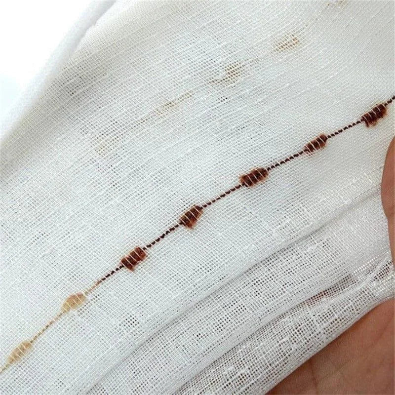 Textile blanc délicat avec un motif de ligne brune subtile. Design élégant et raffiné, idéal pour la décoration intérieure. Accessoire parfait pour apporter une touche de sophistication à votre espace.