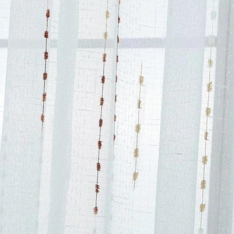 Voilage décoratif pour fenêtres avec motifs subtils et élégants. Sa transparence permet de maintenir une luminosité naturelle tout en apportant une touche d'élégance à votre intérieur. Idéal pour un salon moderne ou une chambre à coucher, ce rideau ajoute style et sophistication à votre décoration.