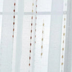 Voilage décoratif pour fenêtres avec motifs subtils et élégants. Sa transparence permet de maintenir une luminosité naturelle tout en apportant une touche d'élégance à votre intérieur. Idéal pour un salon moderne ou une chambre à coucher, ce rideau ajoute style et sophistication à votre décoration.