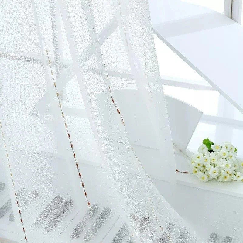 Voilage blanc élégant laissant entrer la lumière naturelle dans votre espace intérieur, idéal pour créer une atmosphère lumineuse et apaisante. Décorez vos fenêtres avec style tout en préservant votre intimité. Convient parfaitement aux salons, chambres et salles à manger.