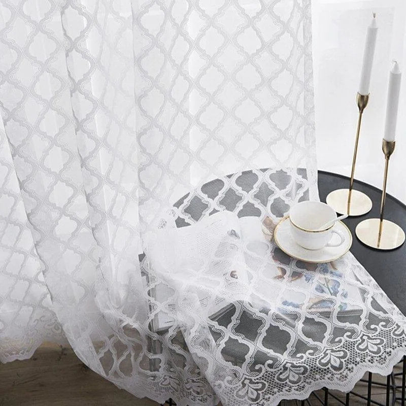 Voilage blanc élégant au motif géométrique, idéal pour ajouter une touche raffinée à votre salon. Les détails fins capturent la lumière naturelle, créant une ambiance lumineuse et apaisante. Parfait pour une décoration intérieure moderne et sophistiquée.