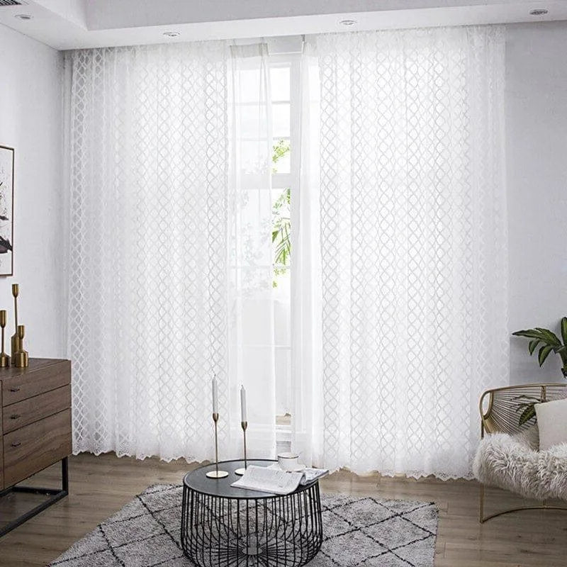 Rideaux élégants blancs avec motifs géométriques pour salon moderne, laissant entrer la lumière naturelle tout en préservant l'intimité. Parfaits pour une décoration contemporaine, ces rideaux apportent une touche raffinée à votre intérieur. Complètent idéalement un mobilier sobre et des accessoires décoratifs minimalistes.