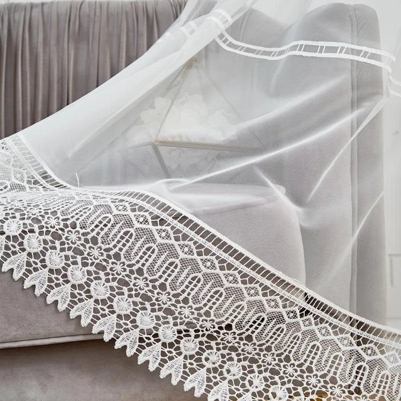 Voilage élégant avec bordure en dentelle pour décoration intérieure. Idéal pour ajouter une touche de sophistication et de légèreté à votre salon ou chambre. Design raffiné et élégant, parfait pour créer une ambiance lumineuse et accueillante. Convient à tout type de fenêtre pour une esthétique moderne et délicate.