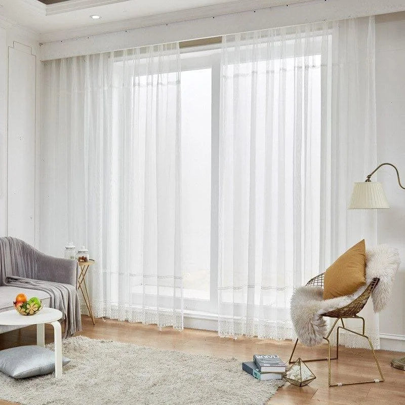 Voilage blanc élégant pour salon moderne, ajoutant une touche lumineuse et aérée à votre espace de vie. Idéal pour filtrer la lumière naturelle tout en préservant l'intimité de votre intérieur. Parfait pour une ambiance chaleureuse et accueillante.