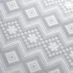 Motif géométrique avec fleurs et figures angulaires blanches sur fond gris, idéal pour décorer des intérieurs modernes et élégants. Ce design raffiné ajoute une touche de sophistication et de style à n'importe quelle pièce. Parfait pour les projets de décoration ou d'ameublement nécessitant une touche contemporaine.