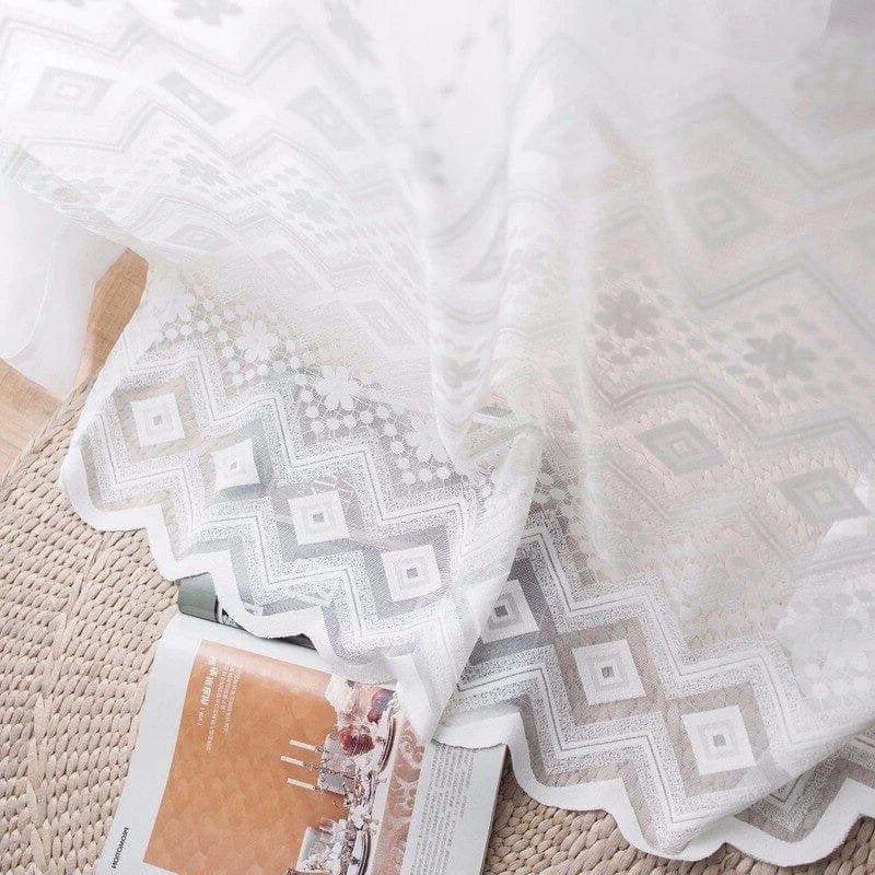Voilage blanc à motifs géométriques, idéal pour ajouter une touche élégante et moderne à votre intérieur. Ce rideau décoratif offre une lumière douce et diffuse, créant une atmosphère chaleureuse dans votre salon ou chambre. Parfait pour personnaliser votre décoration intérieure avec style.
