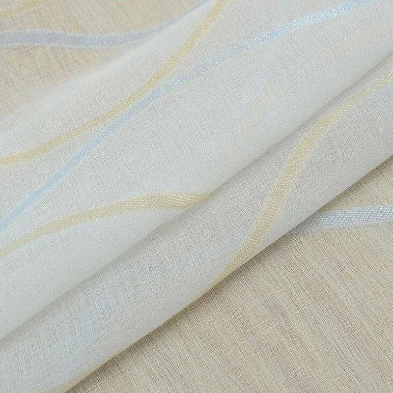 Tissu élégant avec motifs subtils de lignes ondulées colorées, parfait pour la décoration intérieure et la confection de rideaux. Ce design ajoute une touche délicate et moderne à tout espace de vie, idéal pour illuminer un salon ou une chambre.