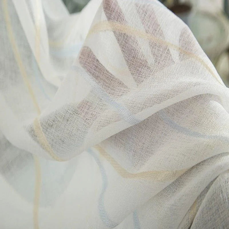 Voilage décoratif blanc avec motifs subtils, idéal pour embellir les intérieurs modernes. Accessoire élégant et léger pour tamiser la lumière tout en ajoutant une touche de sophistication aux pièces. Parfait pour les salons, chambres ou bureaux.