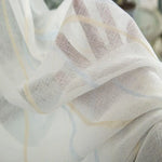 Voilage décoratif blanc avec motifs subtils, idéal pour embellir les intérieurs modernes. Accessoire élégant et léger pour tamiser la lumière tout en ajoutant une touche de sophistication aux pièces. Parfait pour les salons, chambres ou bureaux.