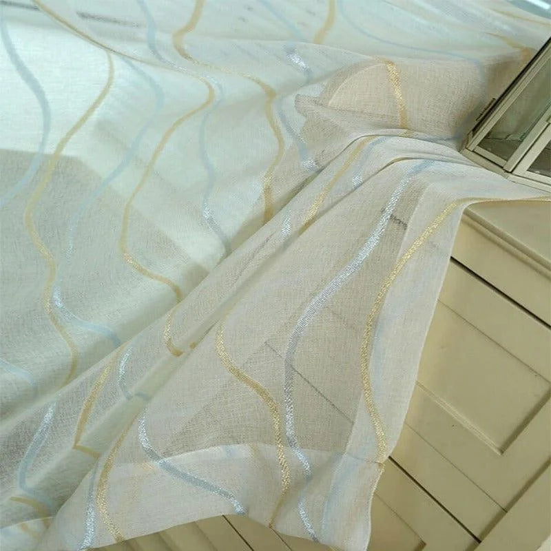 Rideau transparent à motifs ondulés décoratifs, idéal pour illuminer vos espaces intérieurs et ajouter une touche d'élégance à votre décoration. Parfait pour le salon, chambre ou bureau. Ajustement facile et entretien minimal.