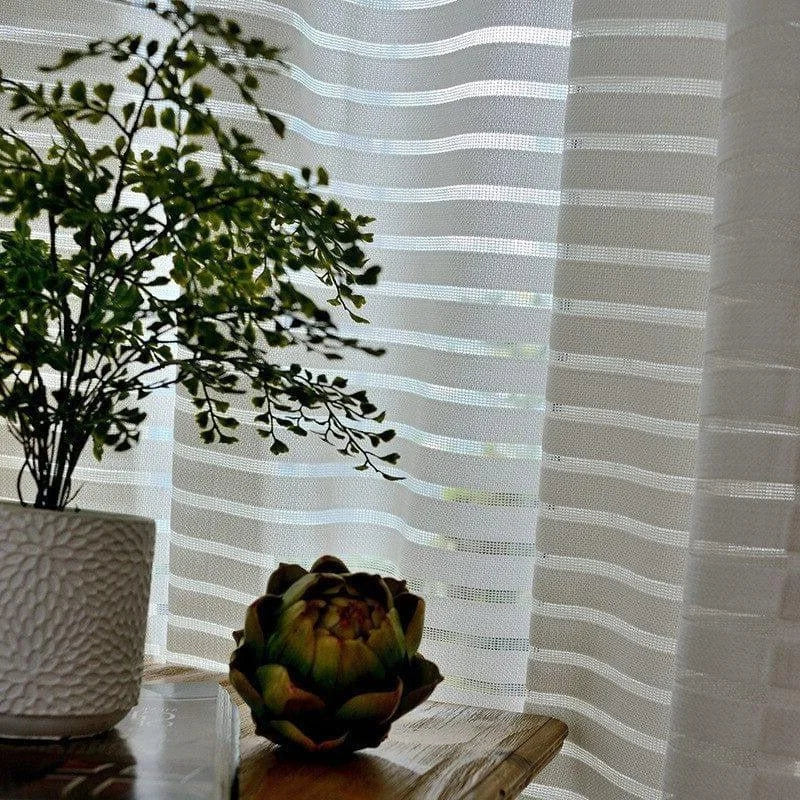 Rideaux décoratifs à rayures ondulées, idéaux pour filtrer la lumière tout en ajoutant une touche moderne à votre intérieur. Parfaits pour un salon ou une chambre, ces rideaux embellissent n'importe quelle pièce avec élégance et style.