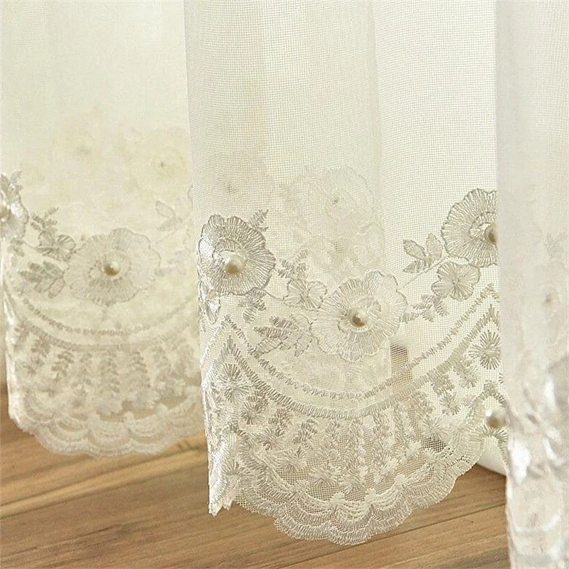 Rideau en dentelle décorative, motif floral élégant avec détails perlés, idéal pour ajouter une touche de sophistication à votre intérieur. Convient parfaitement aux salons ou chambres à coucher pour créer une ambiance chic et raffinée. Accessoire décoratif pour embellir les fenêtres.