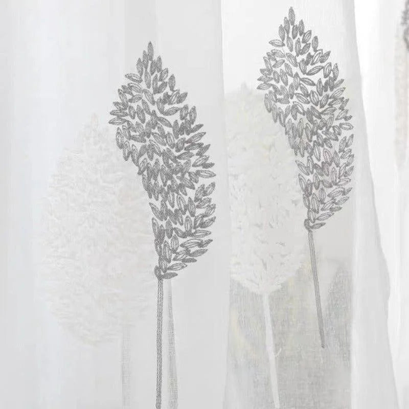 Rideau décoratif moderne avec motifs feuille, idéal pour embellir votre espace de vie. Ce rideau léger ajoute une touche élégante et naturelle à votre décoration intérieure. Parfait pour les salons, chambres ou bureaux, il offre une atmosphère douce et apaisante tout en laissant passer la lumière naturelle. Accessoire incontournable pour un intérieur raffiné.