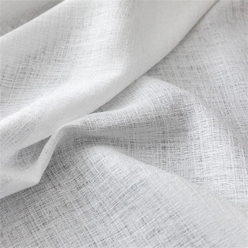 Tissu blanc avec texture fine et élégante, idéal pour la décoration intérieure et la confection de rideaux modernes, offrant une ambiance lumineuse et épurée à tout espace de vie.