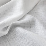 Tissu blanc avec texture fine et élégante, idéal pour la décoration intérieure et la confection de rideaux modernes, offrant une ambiance lumineuse et épurée à tout espace de vie.