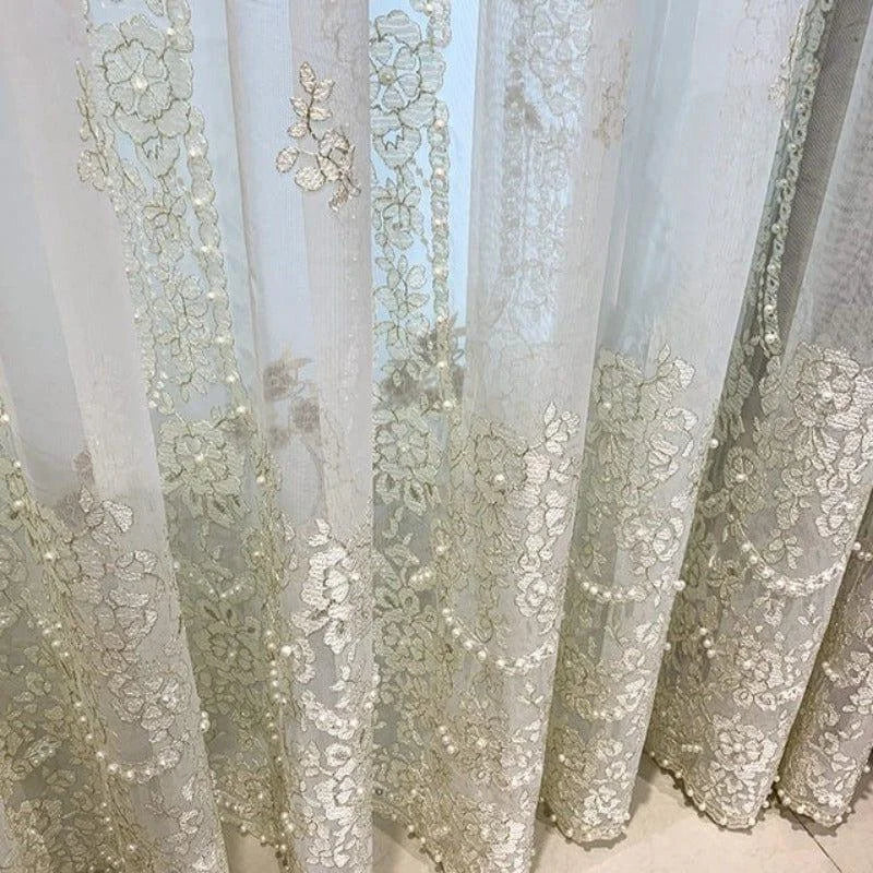 Rideau décoratif élégant avec motifs floraux délicats et perles raffinées, idéal pour sublimer votre intérieur avec une touche de sophistication. Ce voilage offre une ambiance lumineuse et une élégance intemporelle, parfait pour le salon ou la chambre. Créez une atmosphère chaleureuse et accueillante avec ce rideau chic et stylé.