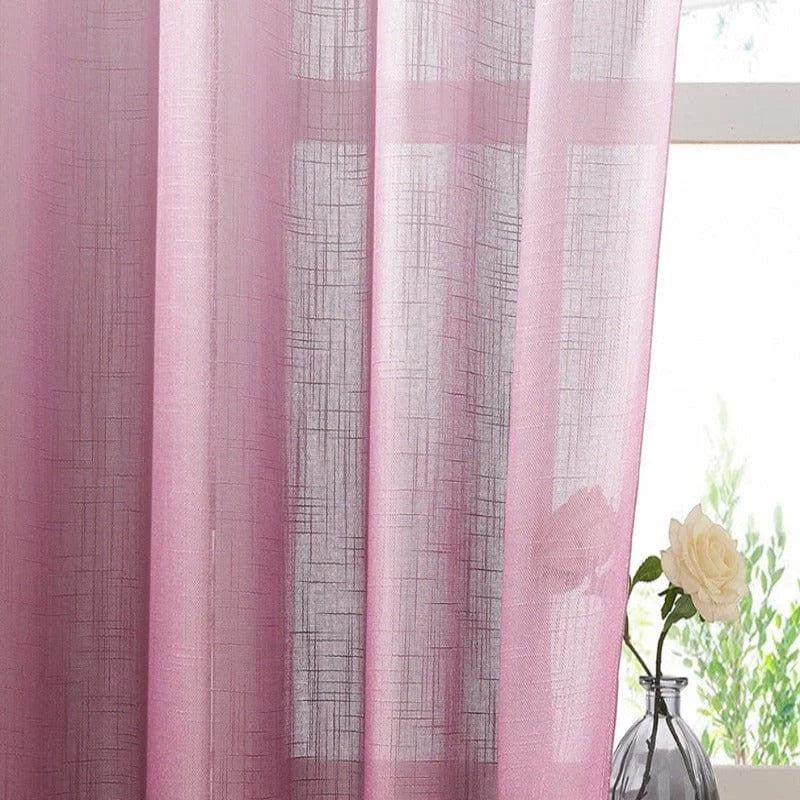 Voilage rose élégant filtrant la lumière, idéal pour créer une ambiance douce et chaleureuse dans votre intérieur. Ces rideaux apportent charme et style à votre espace, parfaits pour la décoration de salon ou de chambre. Transformez votre pièce avec ces voilages décoratifs.
