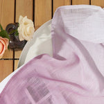 Foulard élégant avec motif texturé, idéal pour une tenue chic. Accessoire mode féminin présenté sur une table en bois, accompagné de roses en vase pour une ambiance raffinée.