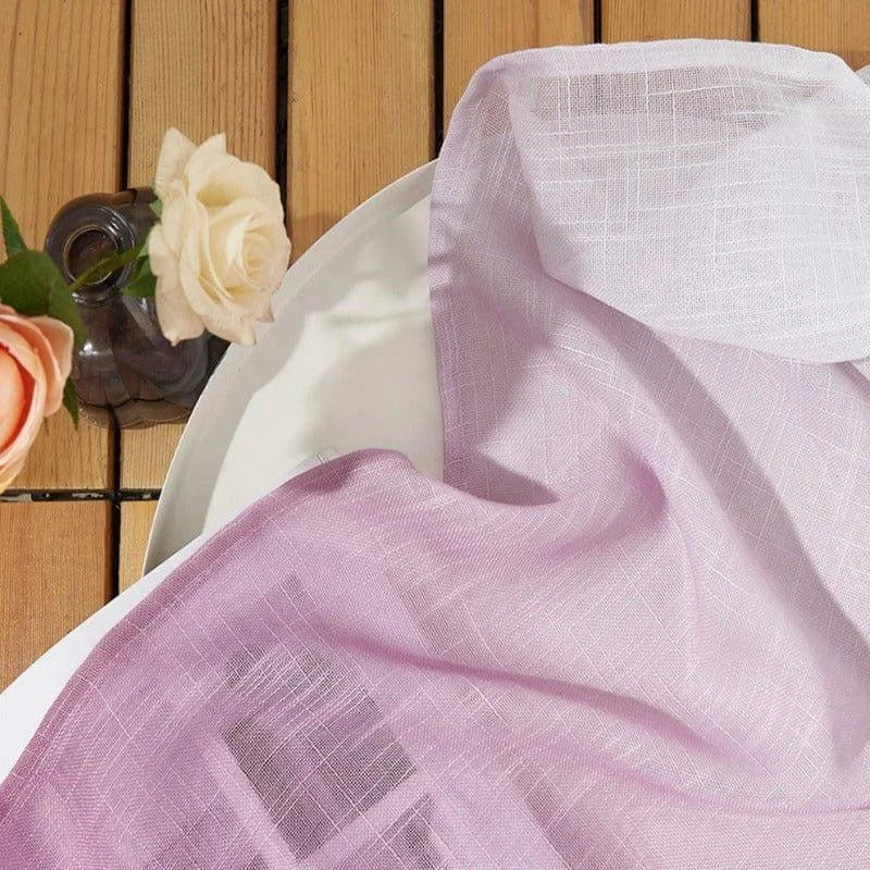 Foulard élégant avec motif texturé, idéal pour une tenue chic. Accessoire mode féminin présenté sur une table en bois, accompagné de roses en vase pour une ambiance raffinée.