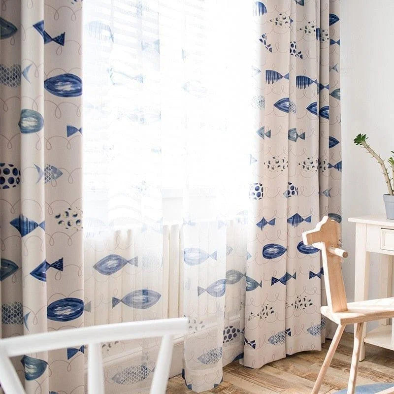 Rideaux décoratifs pour chambre d'enfant avec motif de poissons bleus, ajoutant une ambiance marine et ludique à l'intérieur. Parfaits pour une décoration originale et colorée, ces rideaux filtrent délicatement la lumière pour créer une atmosphère apaisante dans la pièce.