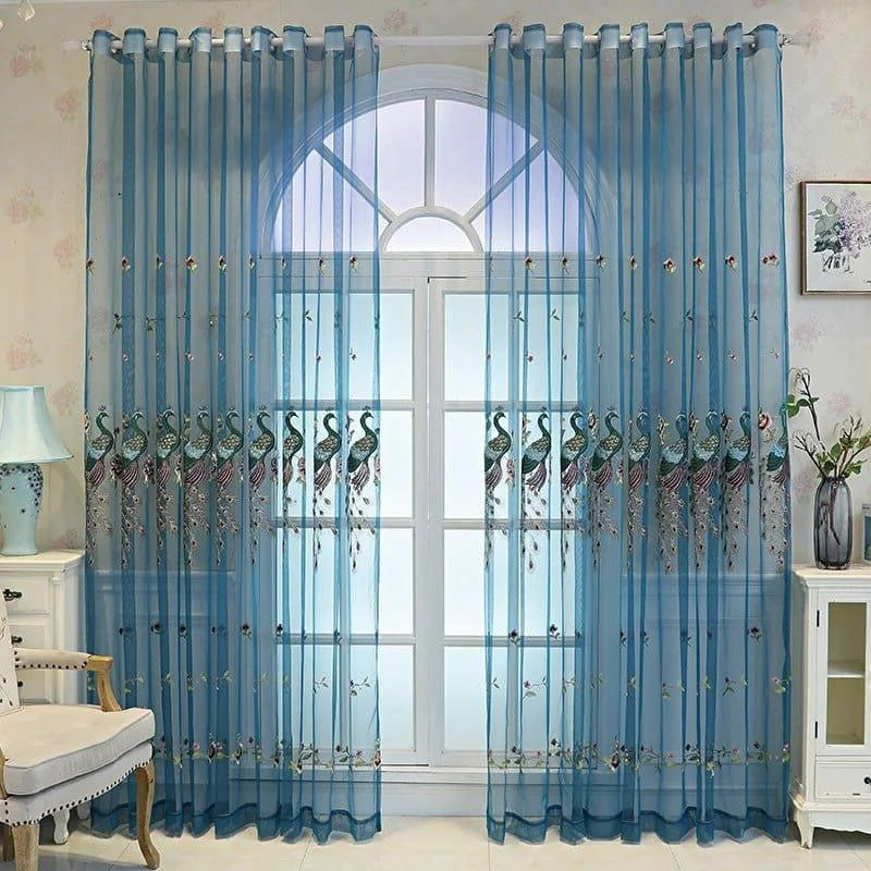 Voilage bleu avec motif de paons brodés, idéal pour ajouter une touche d'élégance à votre salon. Ce rideau transparent laisse entrer la lumière tout en apportant une décoration raffinée. Convient parfaitement aux fenêtres arquées pour un style sophistiqué et unique.