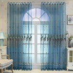 Voilage bleu avec motif de paons brodés, idéal pour ajouter une touche d'élégance à votre salon. Ce rideau transparent laisse entrer la lumière tout en apportant une décoration raffinée. Convient parfaitement aux fenêtres arquées pour un style sophistiqué et unique.