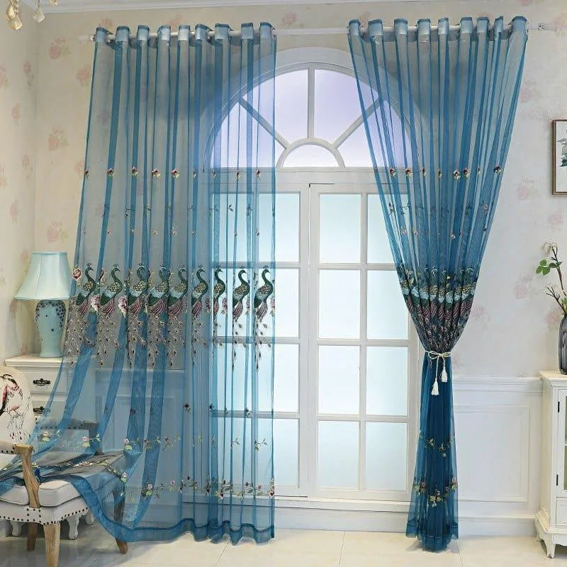 Rideaux turquoise avec motif paon pour décoration intérieure élégante. Ajoutez une touche de sophistication à votre salon ou chambre. Idéal pour embellir les grandes fenêtres. Accessory déco maison au style moderne et raffiné.