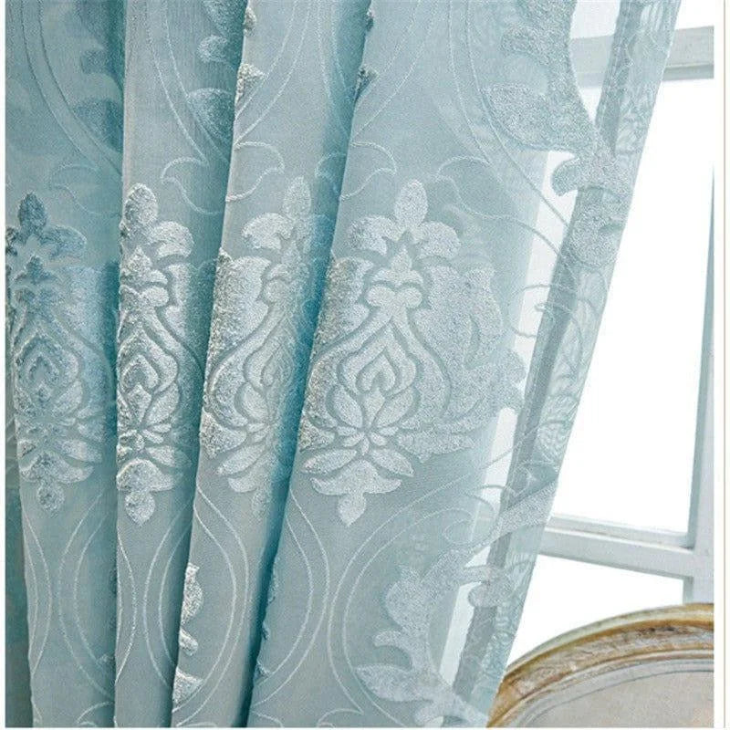 Rideaux élégants avec motif floral, cette tenture apporte une touche raffinée à votre intérieur. Idéal pour filtrer la lumière tout en ajoutant du style à votre décoration, ce rideau de couleur turquoise s'intègre parfaitement dans un salon ou une chambre. Accessoire de décoration essentiel pour créer une ambiance apaisante et harmonieuse.