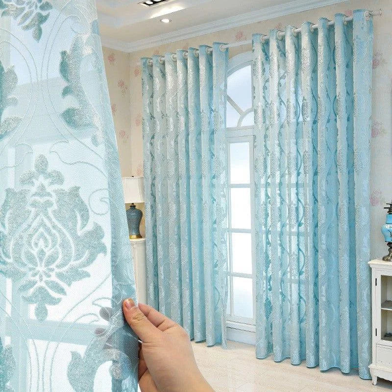 Rideaux élégants bleus avec motifs floraux, parfaits pour ajouter une touche raffinée à votre salon. Ces tentures décoratives offrent une ambiance lumineuse et apaisante tout en préservant votre intimité. Idéal pour habiller vos fenêtres et compléter votre décoration intérieure avec style.