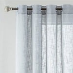 Voilage élégant gris clair avec œillets, idéal pour embellir votre intérieur tout en laissant passer la lumière. Parfait pour une ambiance lumineuse et moderne dans le salon ou la chambre. Facile à installer sur une tringle à rideau.