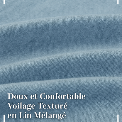 Zoom sur un tissu de voilage bleu texturé en lin mélangé avec la mention "Doux et Confortable".