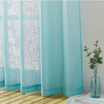Rideau bleu clair translucide pour un intérieur lumineux, idéal pour diffuser la lumière naturelle tout en préservant l'intimité. Design moderne et élégant, parfait pour agrémenter une décoration contemporaine. Accentuera l'ambiance sereine et fraîche de n'importe quelle pièce.