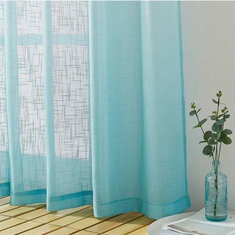 Rideau bleu clair translucide pour un intérieur lumineux, idéal pour diffuser la lumière naturelle tout en préservant l'intimité. Design moderne et élégant, parfait pour agrémenter une décoration contemporaine. Accentuera l'ambiance sereine et fraîche de n'importe quelle pièce.