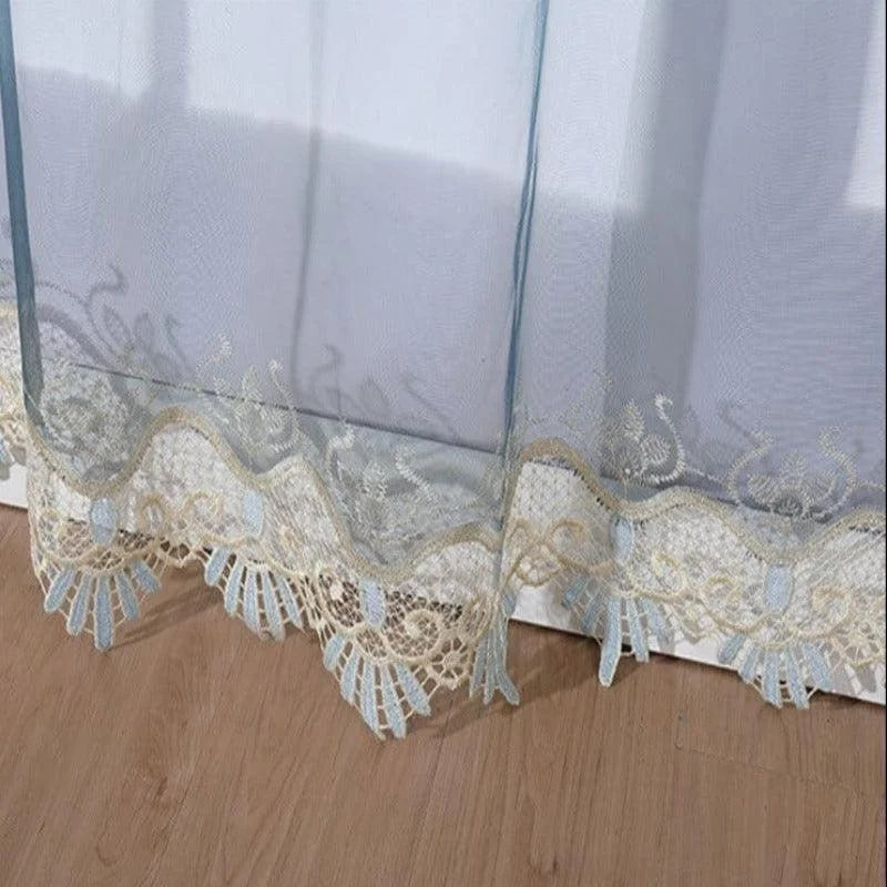 Voilage élégant pour fenêtre avec broderies délicates, idéal pour ajouter une touche de raffinement à votre intérieur. Ce rideau translucide offre une ambiance lumineuse tout en préservant votre intimité. Parfait pour le salon, la chambre ou toute autre pièce nécessitant une décoration subtile et charmante. Laissez entrer la lumière naturelle tout en embellissant votre espace avec ce voilage orné de motifs raffinés.