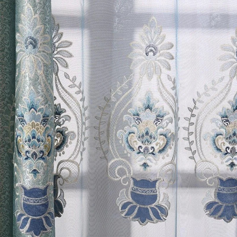 Rideaux élégants avec motifs floraux bleus et argentés, parfaits pour ajouter une touche raffinée à votre décoration intérieure. Ces rideaux décoratifs intégrant des motifs délicats offrent une ambiance lumineuse et élégante à tout espace de vie. Parfaits pour les salons ou chambres, ces tentures apportent style et sophistication.