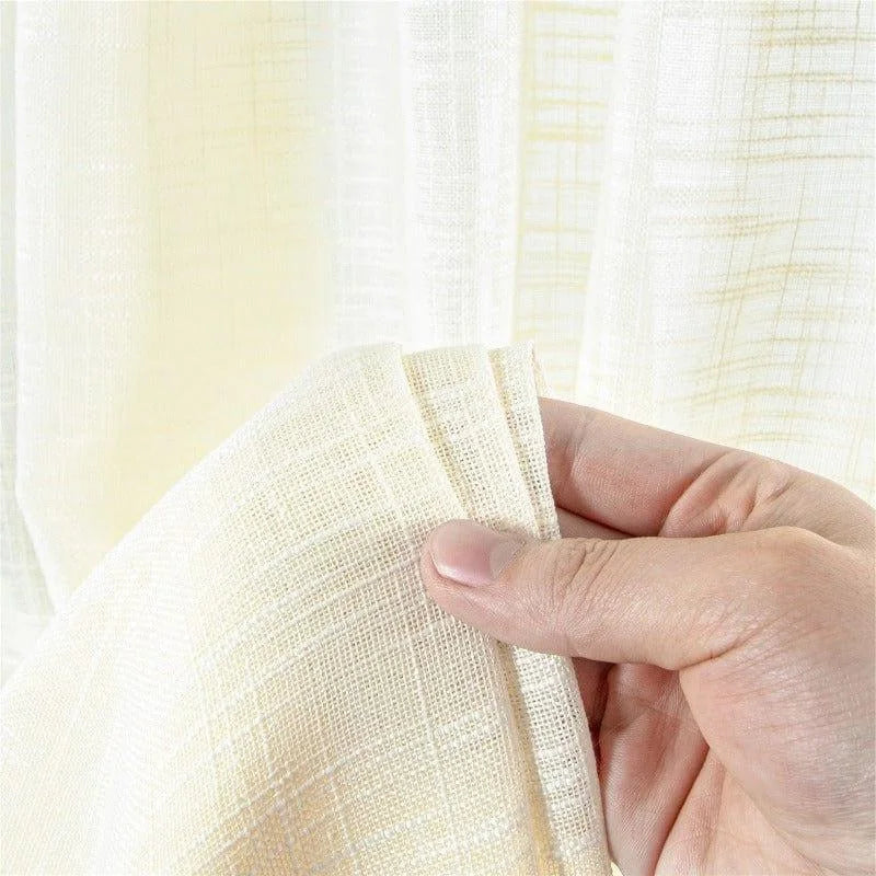 Rideau blanc léger pour la décoration intérieure, idéal pour ajouter une touche élégante et lumineuse à votre salon ou chambre. Design moderne et raffiné pour une ambiance chaleureuse.