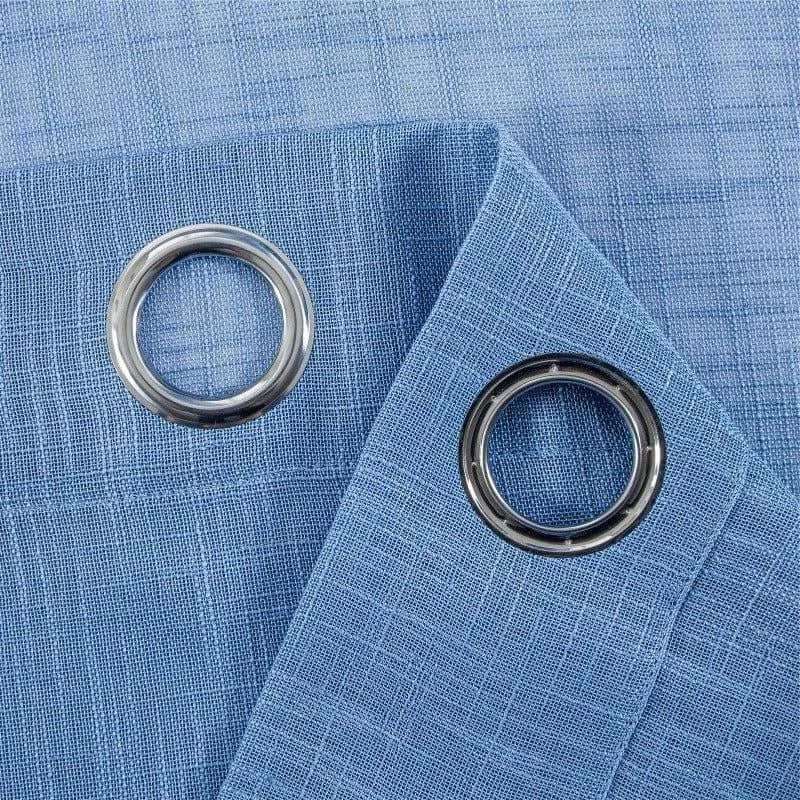 Rideau bleu à œillets métalliques, design moderne et élégant, parfait pour embellir les fenêtres d'un salon ou d'une chambre. Ajoute une touche de fraîcheur à votre décoration intérieure tout en offrant une solution pratique pour moduler la lumière. Accessoire idéal pour une ambiance harmonieuse et contemporaine.