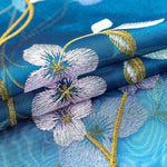 Élégant tissu brodé bleu avec motifs floraux raffinés, idéal pour la confection de vêtements ou projets créatifs. Ce design floral délicat et ses couleurs vives apportent une touche sophistiquée et stylée à toute réalisation. Parfait pour ajouter une note de charme et de fraîcheur.