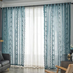 Rideaux élégants avec motifs décoratifs, bleu et blanc, ajoutant une touche sophistiquée à votre salon. Idéal pour créer une ambiance raffinée et harmonieuse dans votre intérieur. Solution parfaite pour filtrer la lumière tout en embellissant votre espace de vie.