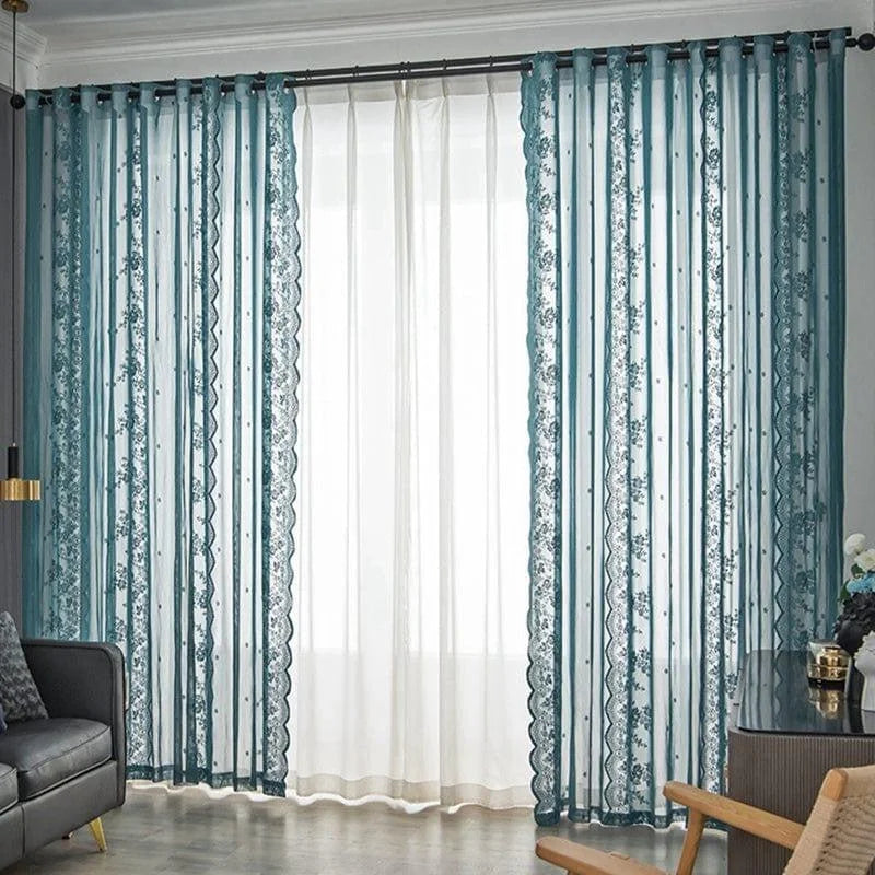 Rideaux élégants avec motifs décoratifs, bleu et blanc, ajoutant une touche sophistiquée à votre salon. Idéal pour créer une ambiance raffinée et harmonieuse dans votre intérieur. Solution parfaite pour filtrer la lumière tout en embellissant votre espace de vie.