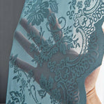 Voile décoratif bleu avec motifs floraux élégants, idéal pour la décoration de fenêtres et la création d'une ambiance chic et raffinée dans votre intérieur. Parfait pour les projets de couture et la personnalisation de vêtements et accessoires.