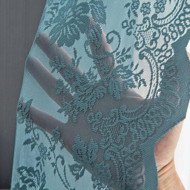 Voile décoratif bleu avec motifs floraux élégants, idéal pour la décoration de fenêtres et la création d'une ambiance chic et raffinée dans votre intérieur. Parfait pour les projets de couture et la personnalisation de vêtements et accessoires.