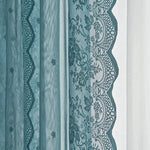 Rideau élégant avec motif floral en dentelle, idéal pour ajouter une touche de sophistication à votre intérieur. Ce design raffiné embellit les fenêtres et diffuse une ambiance chic et chaleureuse dans votre maison. Disponibles en différentes tailles pour s'adapter à toute décoration.