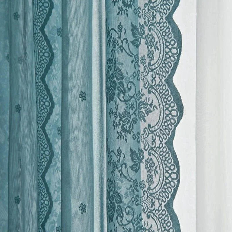 Rideau élégant avec motif floral en dentelle, idéal pour ajouter une touche de sophistication à votre intérieur. Ce design raffiné embellit les fenêtres et diffuse une ambiance chic et chaleureuse dans votre maison. Disponibles en différentes tailles pour s'adapter à toute décoration.