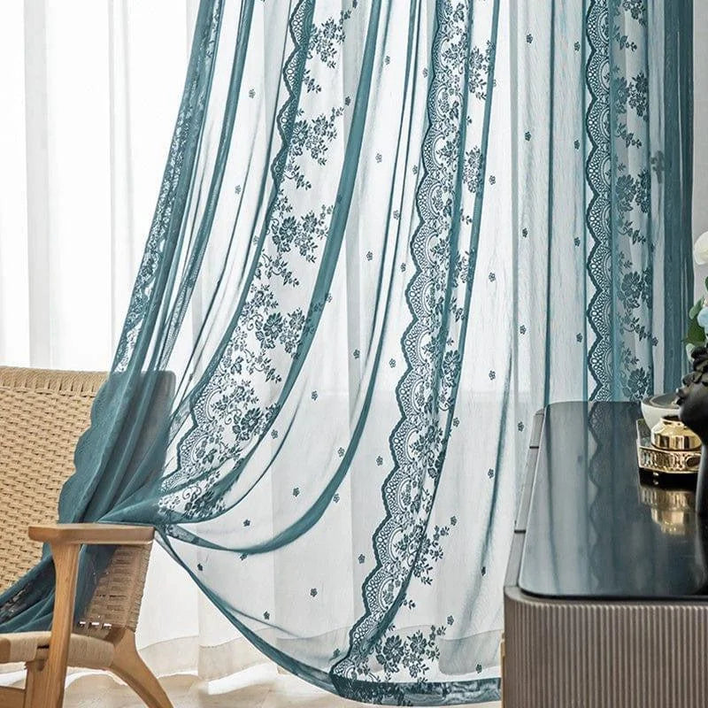 Voilage élégant avec motifs floraux bleus, parfait pour ajouter une touche de raffinement à votre intérieur. Idéal pour le salon ou la chambre, il permet de filtrer la lumière tout en créant une ambiance cosy. Accessoire de décoration incontournable pour personnaliser votre espace de vie avec style.