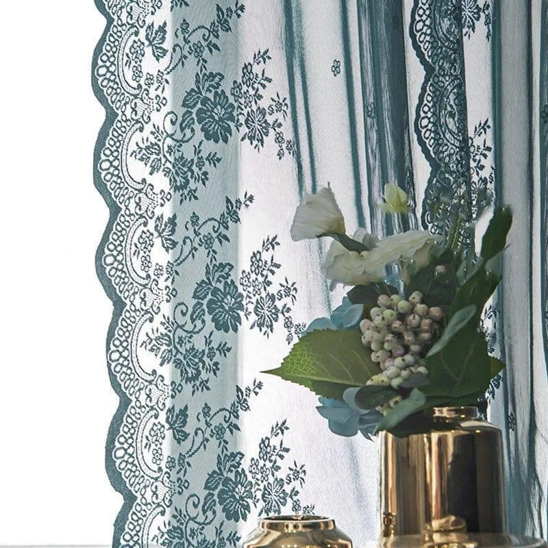 Rideaux élégants avec motifs floraux en relief, créant une ambiance raffinée et lumineuse dans votre intérieur. Parfait pour ajouter une touche décorative et sophistiquée à votre salon ou chambre à coucher. Ajoutez de l'élégance à votre espace avec ces magnifiques rideaux ornés de détails artistiques délicats.
