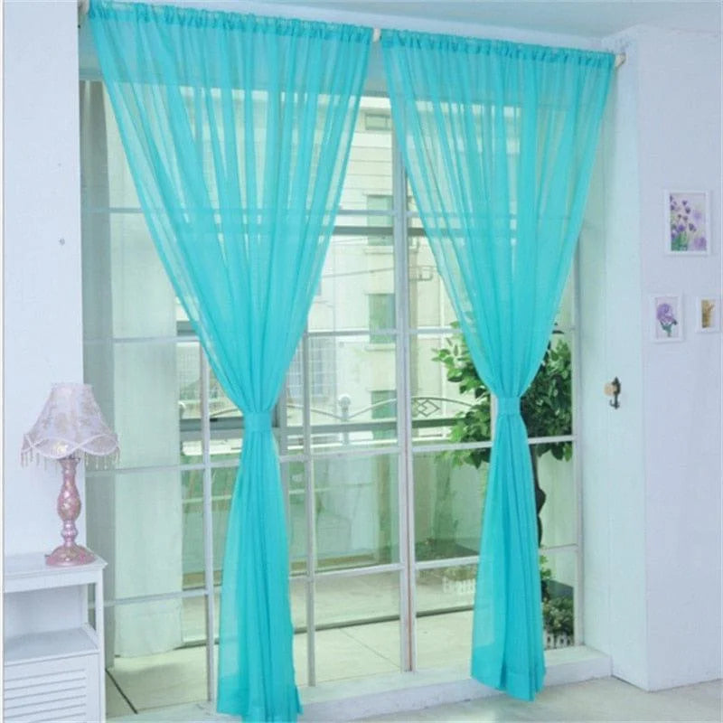 Rideaux transparents turquoise élégants pour salle de séjour avec un design contemporain, améliorant la luminosité de votre espace intérieur tout en ajoutant une touche de couleur vivifiante. Parfaits pour les fenêtres de salon ou chambre à coucher, ces voilages apportent une ambiance fraîche et moderne à votre décoration d'intérieur.